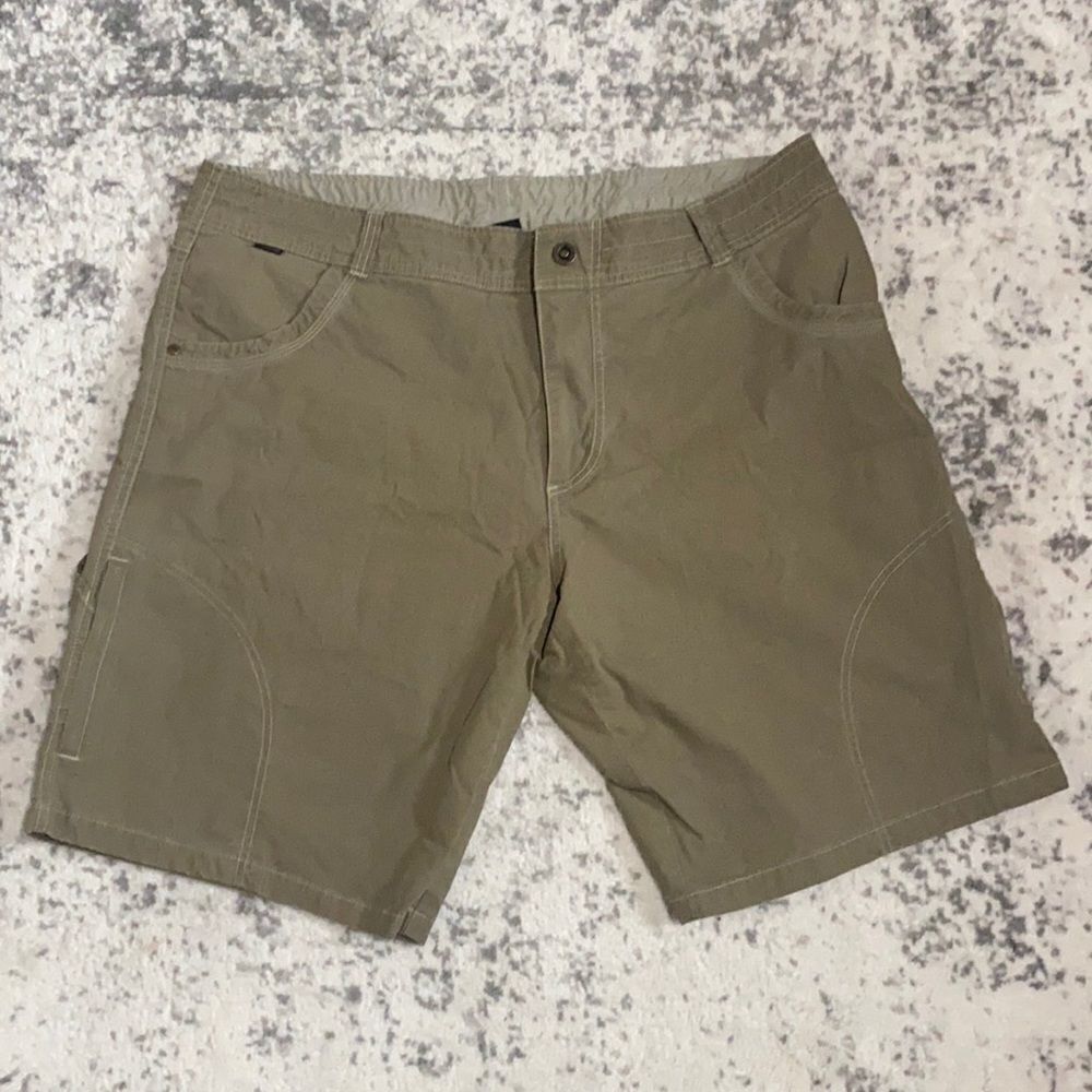 Kuhl cargo olive green shorts size 40 in EUC